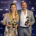 Rodrigo Espinel con el trofeo al mejor documental en el Festival de Cine de Ibiza.
