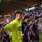 Los jugadores blanquivioleta escuchan las críticas de su afición en León.