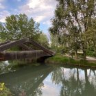El puente de madera sobre el Canal de Castilla conecta los senderos del barrio de La Victoria en un entorno natural dentro de la ciudad