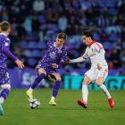 Alejo, baja por amarillas en Andorra, controla el balón durante el partido contra el Éibar.