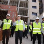 Carnero visita la promoción de VIVA en la calle Eneldo de Valladolid.
