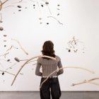 Una mujer contempla la instalación ‘Inteligencia compartida’.