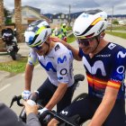 Iván Romeo, feliz, junto a Carlos Canal tras la victoria de etapa en O Camiño.