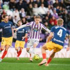 Chuki conduce el balón ante el Andorra en el partido de la primera vuelta en Zorrilla.
