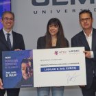 Jesús Zarzuela (UEMC) y Guillermo 'Lolo' Velasco (APDV) junto con la ganadora de la beca Lidia Risco.