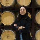 Andrea Benito, en la sala de barricas de Bodegas Briego.
