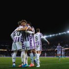 Jugadores blanquivioleta celebran uno de os goles al Cádiz.