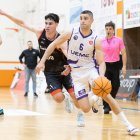 Pablo Marín conduce el balón en Azpeitia.