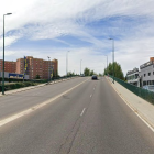 Un coche circulando por la calle Daniel del Olmo (Valladolid)