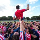 Jugadores del Tordesillas celebran el ascenso en Las Salinas.