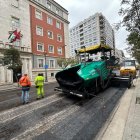 Operarios trabajando una calle de Valladolid, en una imagen de archivo