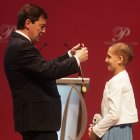 Mañueco entrega a María Caamaño el Premio Castilla y León de los Valores Humanos y Sociales en la edición del pasado año