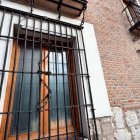 La ventana con la cadena, símbolo de la leyenda del bautizo de Felipe II en Valladolid