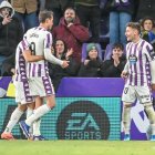 Latasa y otro compañero se acercan para felicitar a Chuki tras uno de sus dos goles al Cádiz.