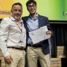 Carlos J. Moreno, director del Colegio de Ingenieros Industriales de Valladolid, con Álvaro Salgado, en el acto de entrega del premio como ganador de '400 segundos'.