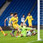El balón impulsado por Balda entra en la portería pucelana.