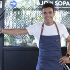 Alberto Soto, chef y propietario de Cepa 21 y Ajo de Sopas, en la terraza exterior donde se sitúa el invernadero en el que se sirve la opción de carta de «picoteo» con raciones para compartir. Entre los platos más pedidos estan el cerdito y las croquetas