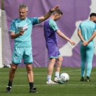 Escribá da una orden durante el entrenamiento del Real Valladolid del martes.