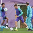 Alejo conduce el balón durante el entrenamiento del martes, con Ponceau a la izquierda.