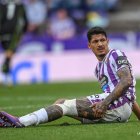 Marcos André se duele del muslo tras caer lesionado.