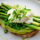 Tosta de espárragos verdes y guisantes con cremosos