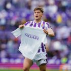 Sanseviero muestra una camiseta en apoyo al lesionado Ohio tras marcar y con la banda blanca visible.