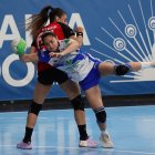Sandra Monteagudo intenta lanzar ante Morvedre.