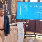 Ojeda junto a una imagen del cartel diseñado por Amargo