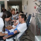 En la imagen el viceconsejero de Asistencia Sanitaria, Planificación y Resultados en Salud, Jesús García-Cruces Méndez(2I) ; y el gerente del complejo Asistencia, José Jolín (I) donando