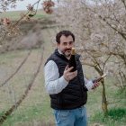Rubén Montero, en sus viñedos, con una botella de Neros Blanco