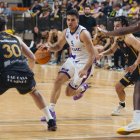 Pau Isern en una transición durante el partido de ida jugado en Llíria.