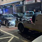 Momento en el que la grúa municipal recoge el vehículo autor del accidente.
