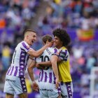 Biuk y Federico felicitan a Sanseviero tras su gol a la Real B.