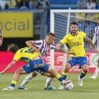 El extremo croata Biuk lucha por la posesión del balón con el mediocentro italiano Amatucci.