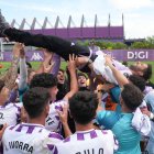 Jugadores del Promesas mantean a Javi Baraja.