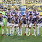 Peculiar alineación inicial presentada por Escribá ante Las Palmas, con siete novedades y sin delantero.