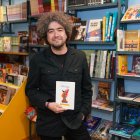 Rodrigo Garrido Paniagua posa junto a su nuevo poemario.
