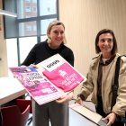 La vicepresidenta de la Junta, Isabel Blanco recibe el dorsal para participar en la Marcha de Asprona de Valladolid