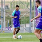 Marcos André, con el balón en los pies durante el entrenamiento de ayer, junto a Tomeo.