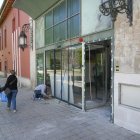Un obrero da uno de los últimos retoque del antiguo Marqués de la Ensenada de Valladolid.