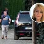 Óscar sale del último registro a su antiguo chalet. En la imagen enmarcada, Verónica Guerrero, la nuveva abogada de la familia López de la Rosa.