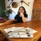 Marga Vila, en el comedor de su restaurante Hermanos Vila con la protagonista de su cocina: la trucha.