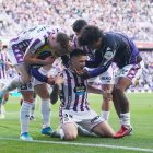 El Real Valladolid celebra el 2-0 logrado por el joven Carvajal ante el Zaragoza nada más entrar al terreno de juego.