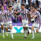 Carvajal (38) es felicitado por sus compañeros tras marcar el segundo gol blanquivioleta.