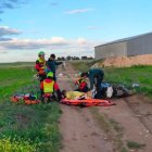 El equipo de rescate atiende al herido.