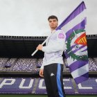 David Torres posa con la bandera del Real Valladolid sobre el césped de Zorrilla.