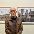 Ricardo González junto a dos imágenes captadas en la place Vendôme de París y en el Dockland de Londres.