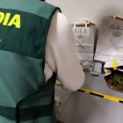 Guardia Civil incautando la droga.