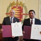 El alcalde de Valladolid, Jesús Julio Carnero, participa en la firma con el presidente municipal de Valladolid, Yucatán, Homero Novelo Burgos, el protocolo de hermanamiento entre estas dos ciudades