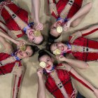 Las gimnastas del CD La Victoria, con la medalla de oro.